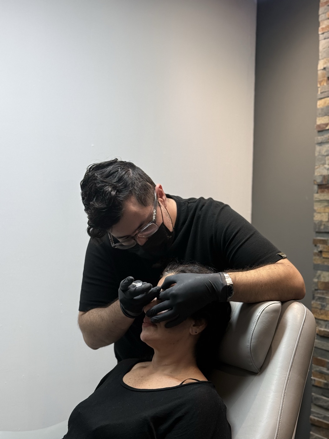 Especialista atendiendo a una paciente en Dermakore